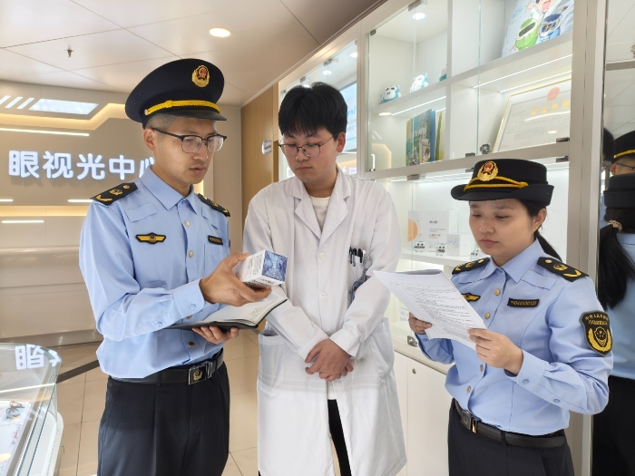 图为近日,该局执法人员在一家医院的内设眼镜店内对其在售医疗器械进行检查。(殷锋平 孙建新 摄) 图为近日,该局执法人员在一家医院的内设眼镜店内对其在售医疗器械进行检查。(殷锋平 孙建新 摄)