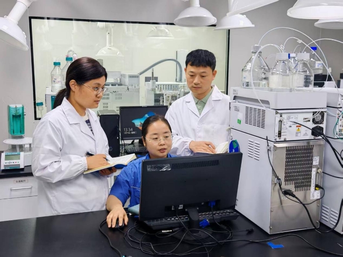 图为第三分局执法人员在一家药用辅料生产企业仪器检验室现场检查。(徐楠楠 摄) 图为第三分局执法人员在一家药用辅料生产企业仪器检验室现场检查。(徐楠楠 摄)