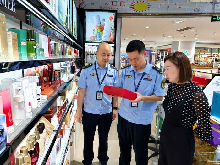 图为6月11日,该局执法人员在一家超市核查化妆品标识。(胡瑞 文光辉 摄) 图为6月11日,该局执法人员在一家超市核查化妆品标识。(胡瑞 文光辉 摄)