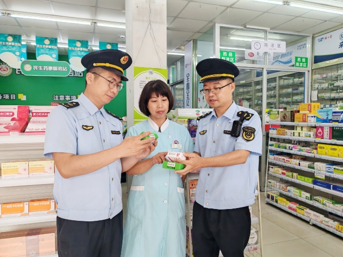 图为该局监管人员在一家药店检查药品外包装及储存情况。(孙杨倩 摄) 图为该局监管人员在一家药店检查药品外包装及储存情况。(孙杨倩 摄)