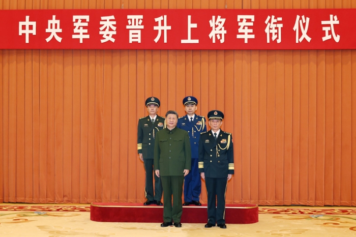 7月3日，中央军委晋升上将军衔仪式在北京八一大楼举行。中央军委主席习近平出席晋衔仪式。这是习近平等领导同志同晋升上将军衔的军官合影。新华社记者 李刚 摄