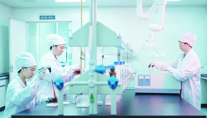 图为百克生物研发团队对鼻喷流感减毒活疫苗样品进行质量检测。 百克生物供图