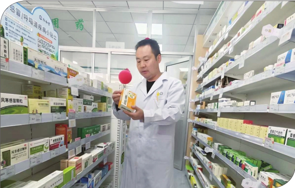 徐恒飞在检查货架上的药品。 图片由作者提供