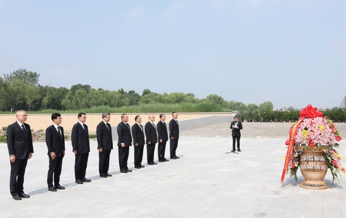 7月28日,受习近平总书记委托,在唐山抗震救灾和新唐山建设50年之际,中共中央政治局常委、国务院总理李强到河北省唐山市调研慰问。这是李强来到唐山地震遗址纪念公园,以党中央、国务院名义向唐山大地震罹难同胞和在抗震救灾中捐躯的英雄敬献花篮。新华社记者 黄敬文 摄 7月28日,受习近平总书记委托,在唐山抗震救灾和新唐山建设50年之际,中共中央政治局常委、国务院总理李强到河北省唐山市调研慰问。这是李强来到唐山地震遗址纪念公园,以党中央、国务院名义向唐山大地震罹难同胞和在抗震救灾中捐躯的英雄敬献花篮。新华社记者 黄敬文 摄