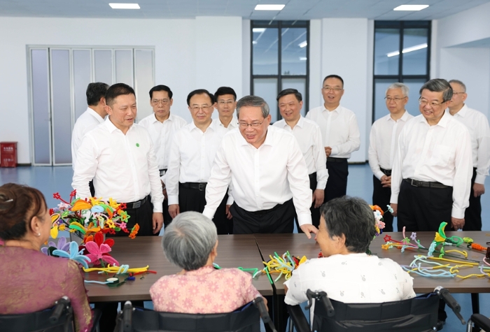 7月28日,受习近平总书记委托,在唐山抗震救灾和新唐山建设50年之际,中共中央政治局常委、国务院总理李强到河北省唐山市调研慰问。这是在唐山市截瘫疗养院,李强看望慰问地震截瘫伤员,并与他们亲切交流。新华社记者 黄敬文 摄 7月28日,受习近平总书记委托,在唐山抗震救灾和新唐山建设50年之际,中共中央政治局常委、国务院总理李强到河北省唐山市调研慰问。这是在唐山市截瘫疗养院,李强看望慰问地震截瘫伤员,并与他们亲切交流。新华社记者 黄敬文 摄