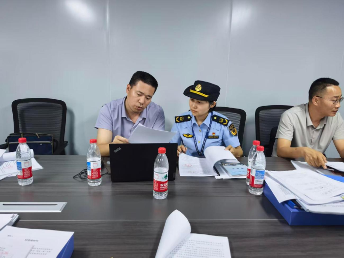图为龙凌云在医疗器械生产企业现场检查中对兵团第六师进行指导。