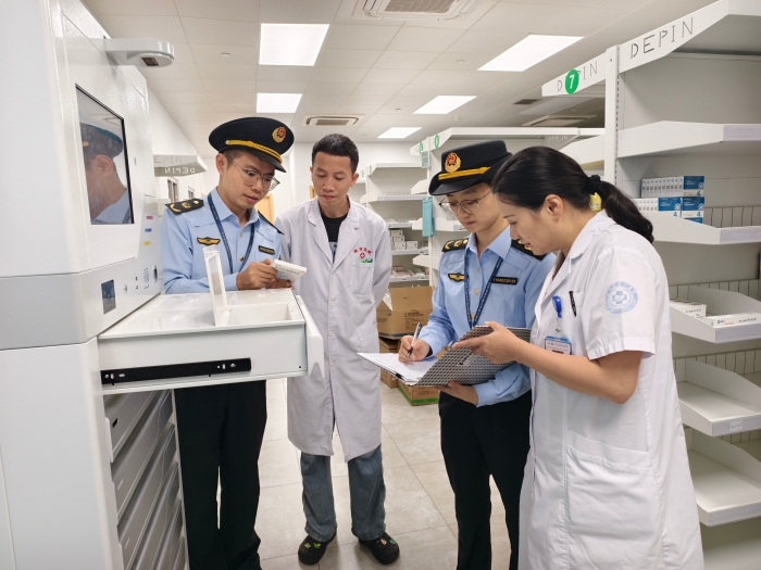 图为该局执法人员在一家医院药房内核查药品的储存情况。（李瑶 孙建新 摄）